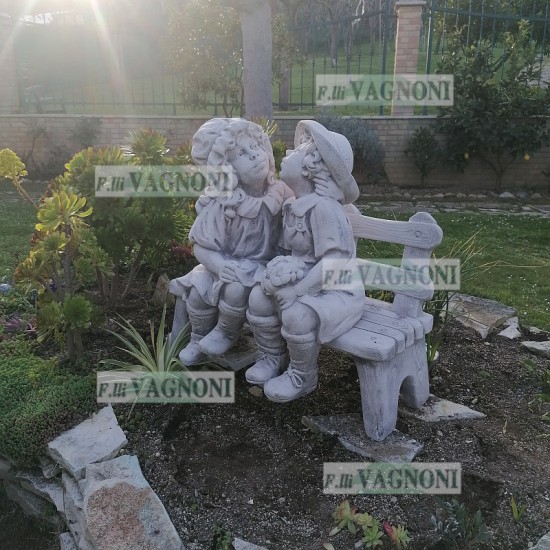 BIMBI PUTTI BACIO SU PANCHINA IN CEMENTO