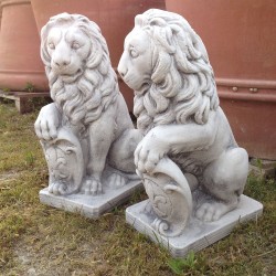 COPPIA DI LEONI IN CEMENTO E MARMO CON STEMMA ARALDICO CM.55