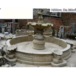 FONTANA CENTRALE IN PIETRA CON CORNUCOPIE