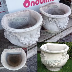 N° 2 VASI A PARETE FESTONATI IN CEMENTO