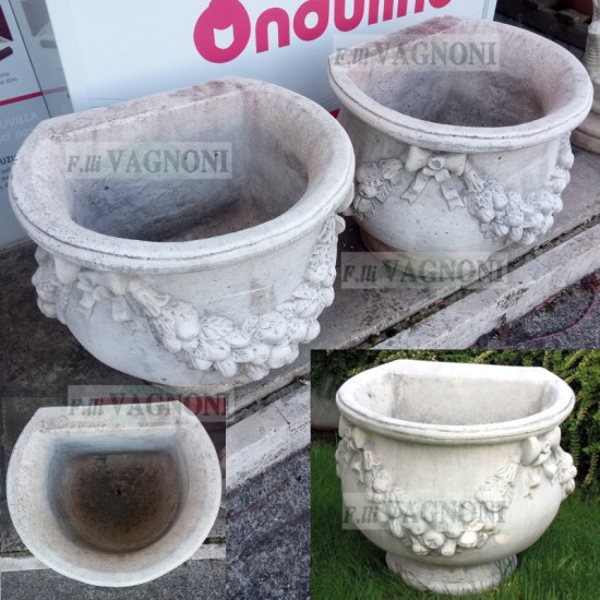 N° 2 VASI A PARETE FESTONATI IN CEMENTO