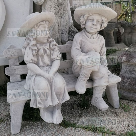 BIMBI PUTTI CON CAPPELLO SU PANCHINA IN CEMENTO BIMBI PUTTI CON CAPPELLO SU PANCHINA IN CEMENTO