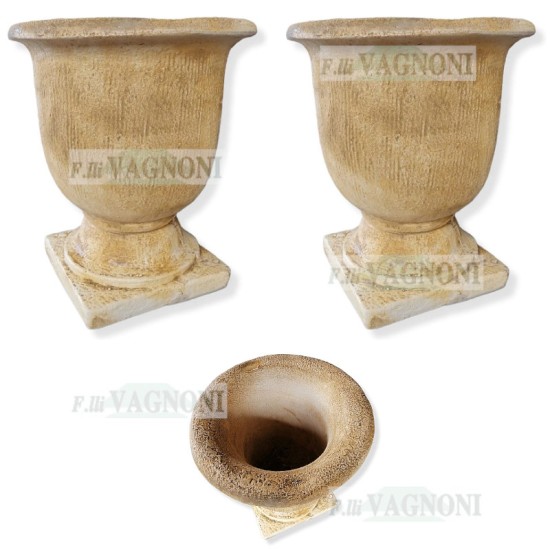 COPPIA DI VASI A CALICE IN CEMENTO TIPO TUFO CM. 50 COPPIA DI VASI A CALICE IN CEMENTO TIPO TUFO CM. 50