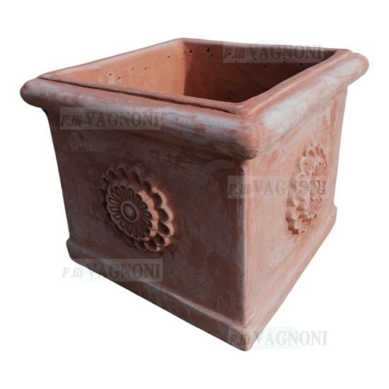 VASO IN TERRACOTTA QUADRATO CUBO CON ROSONE CM. 45x45x40 VASO IN TERRACOTTA QUADRATO CUBO CON ROSONE CM. 45x45x40
