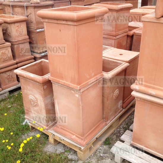 VASO QUADRATO ALTO PILONE IN TERRACOTTA TOSCANA CM. 60 VASO QUADRATO ALTO PILONE IN TERRACOTTA TOSCANA CM. 60